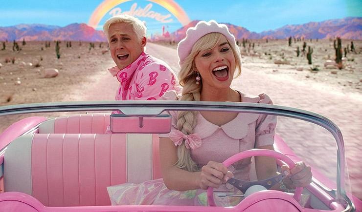 Barbie dan Ken dalam film Barbie yang menggambarkan feminisme dan patriarki. Foto: Repro Kincir.com