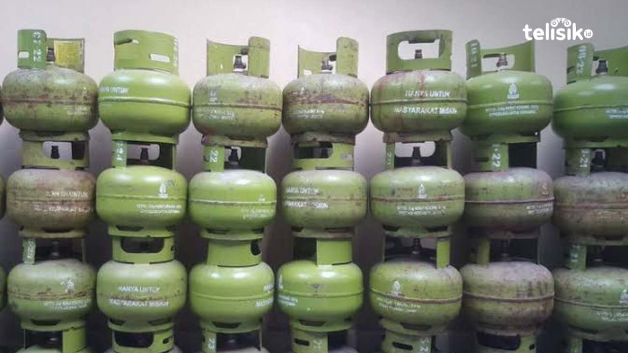 Menyetok tabung gas bisa menjadi alternatif ibu rumah tangga untuk mengantisipasi kelangkaan gas elpiji 3 kg. Foto: Nyoman Andre Mahendra/Telisik