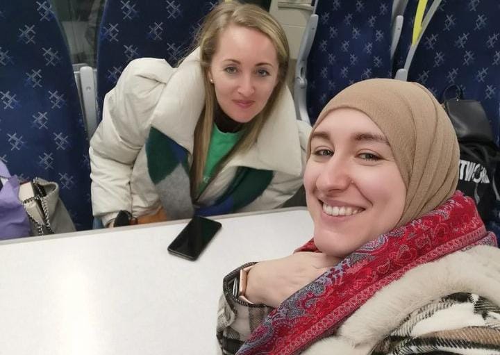 Alana Blockley (kanan) merupakan wanita yang lahir dan besar di kota Glasgow Skotlandia. Alana bercerita bagaimana agama Islam mengubahnya. Foto: Instagram @alana_blockley