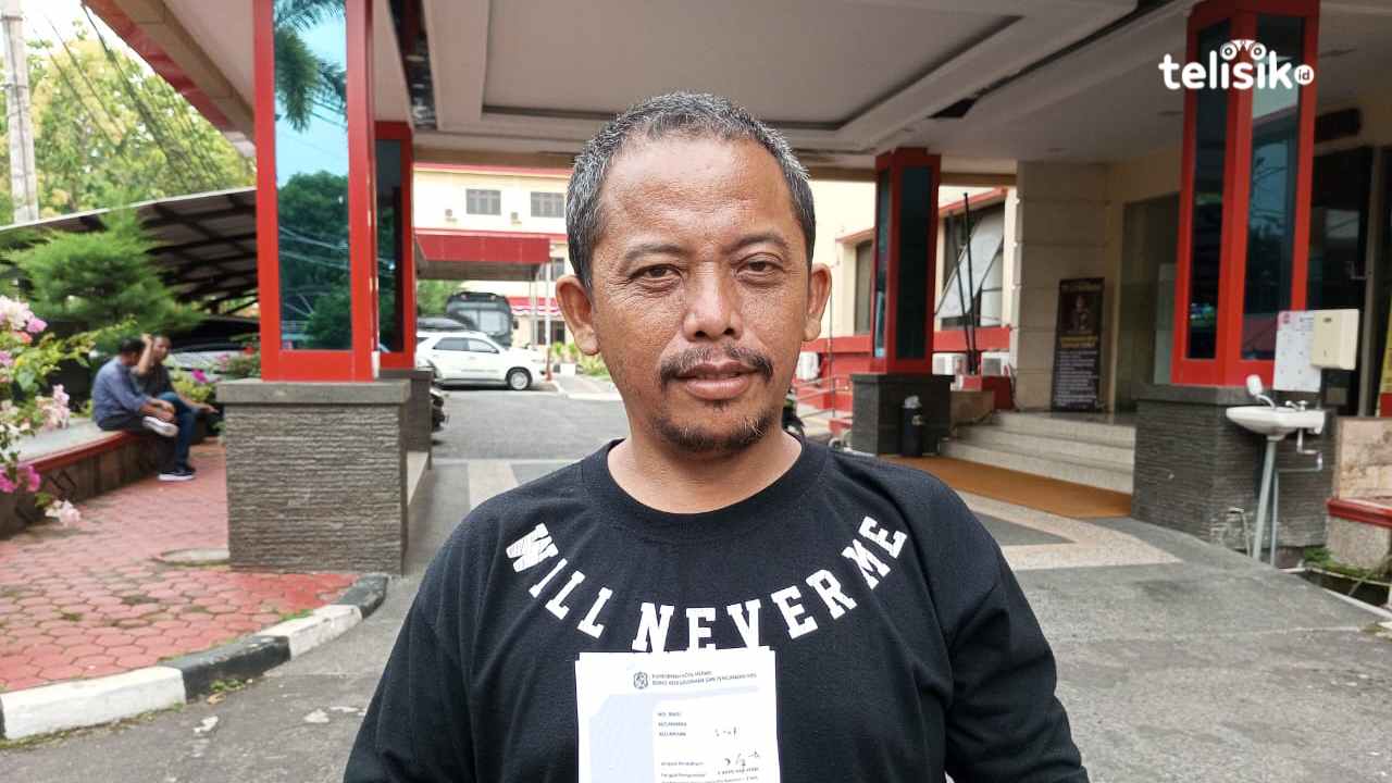 Warga kecewa dengan Wali Kota Medan, Bobby Nasution karena blangko KTP kosong. Foto: Reza Fahlefy/Telisik