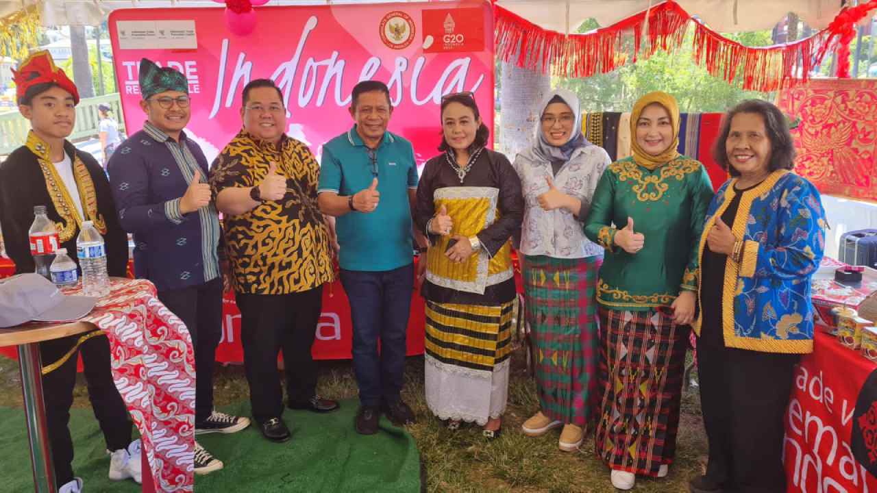 Kadin Sulawesi Tenggara, bersama Anggota DPR RI, Hugua memperkenalkan budaya dan investasi Sulawesi Tenggara dalam event the 42 Lotus Festival di Amerika Serikat. Foto: Ist.