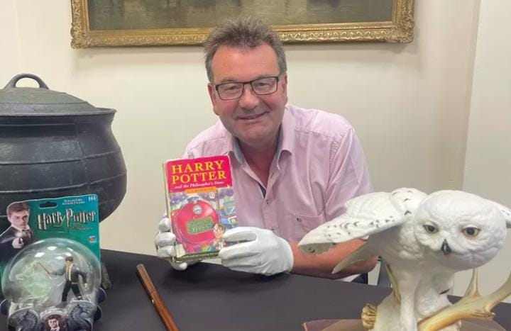 Buku Harry Potter pertama yang diterbitkan pada tahun 1997 dilelang dan laku terjual Rp 205 juta di Lichfield, Inggris. Foto: Kompas.com