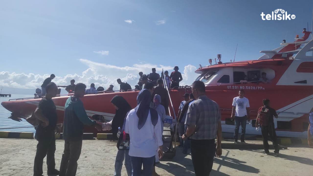 Di tengah padatnya arus balik pasca lebaran Idul Adha, para calo memanfaatkan keadaan ini dengan membujuk para penumpang agar tidak membeli tiket. Foto: Erni Yanti/Telisik