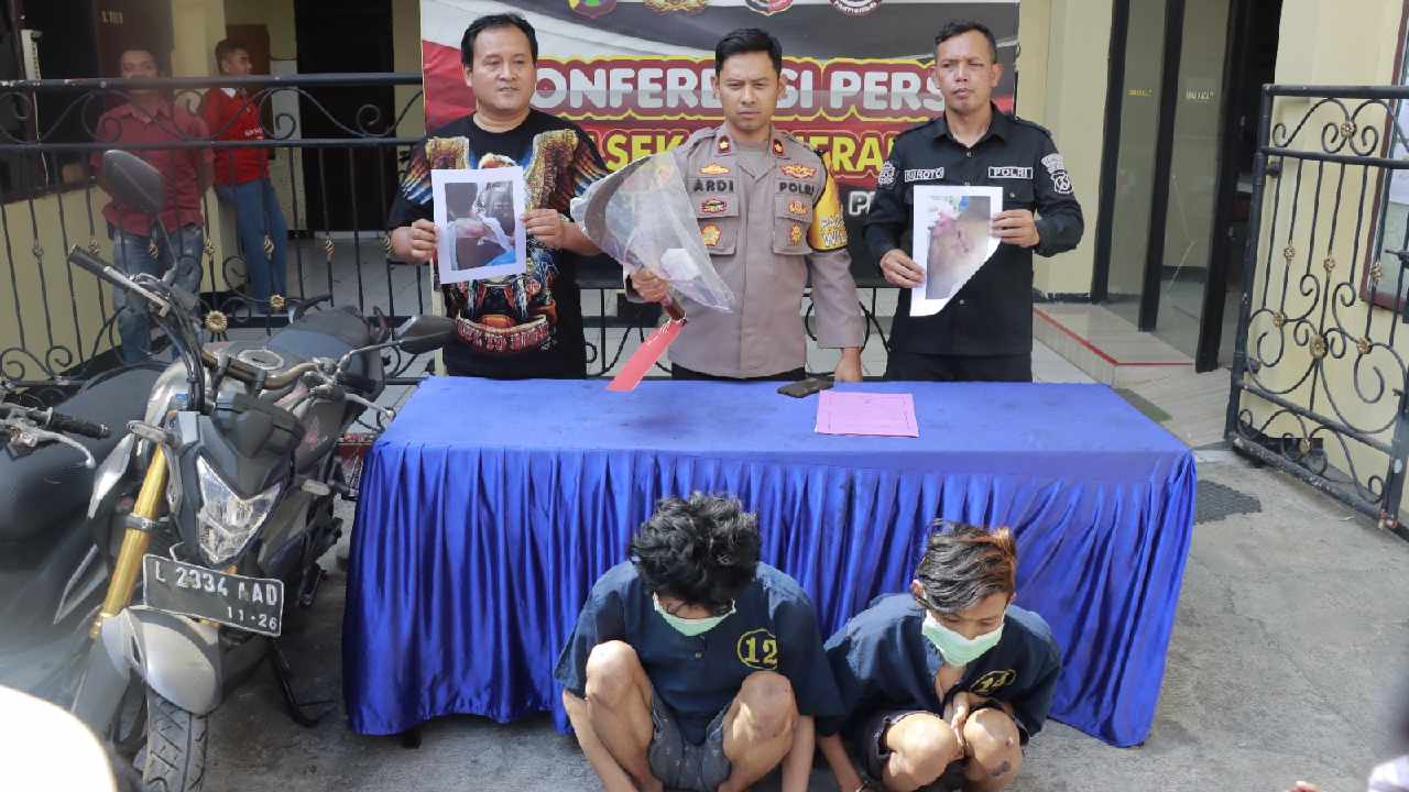 Dua begal diamankan di Sukolilo Surabaya oleh polisi. Aksi dilakuian untuk judi slot. Foto: Ist.