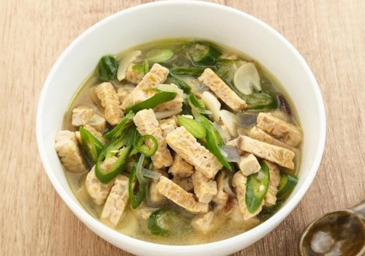 Sajian tempe khas Temanggung ini bahannya sederhana dan murah. Tempe dengan kuah santan ini bisa jadi lauk enak nasi hangat. Foto: Detik.com