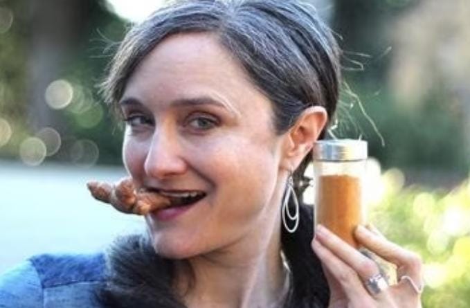Kunyit adalah bahan pokok dalam makanan Asia yang mengandung kurkumin, sebuah senyawa bioaktif dengan sifat anti-inflamasi dan antioksidan yang kuat. Foto: Grid.id