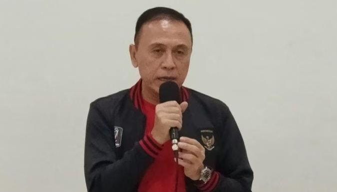 Iwan bule membantah utang PSSI sebanyak Rp 100 miliar, ia menyebut hanya sekitar Rp 30 miliar saja saat dirinya membuat pengakuan yang diunggah akun TikTok comfortproduction. Foto: Jateng.tribunnews.com