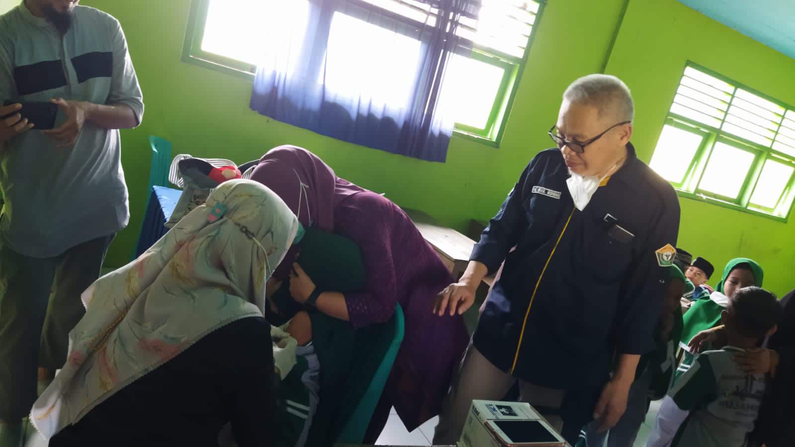 Kepala Bidang Pencegahan dan Pemberantasan Penyakit (P2) Dinkes Sulawesi Tenggara, dr. H. Muhammad Ridwan saat memantau kegiatan imunisasi. Foto: Ist.