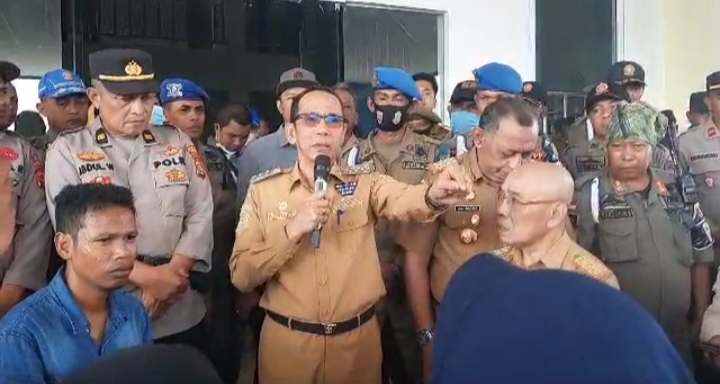Pj Bupati Buton Basiran, saat menemui massa yang memberikan dukungan moril kepadanya untuk tetap melanjutkan kepemimpinan di Kabupaten Buton. Foto: Ist.
