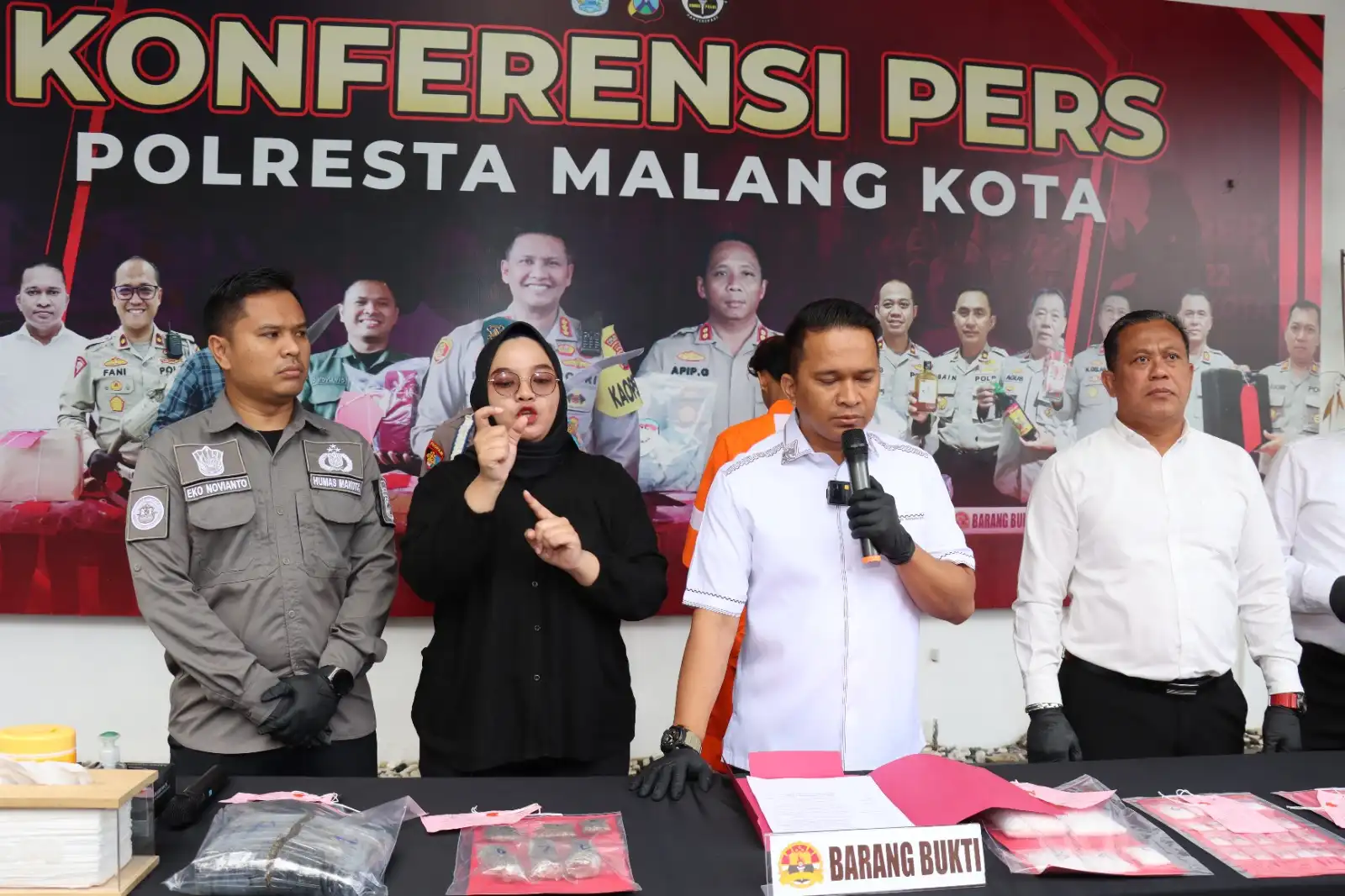 Tersangka di Mapolresta Malang karena kedapatan akan edarkan sabu seberat 1,5 Kg. Foto: Ist.
