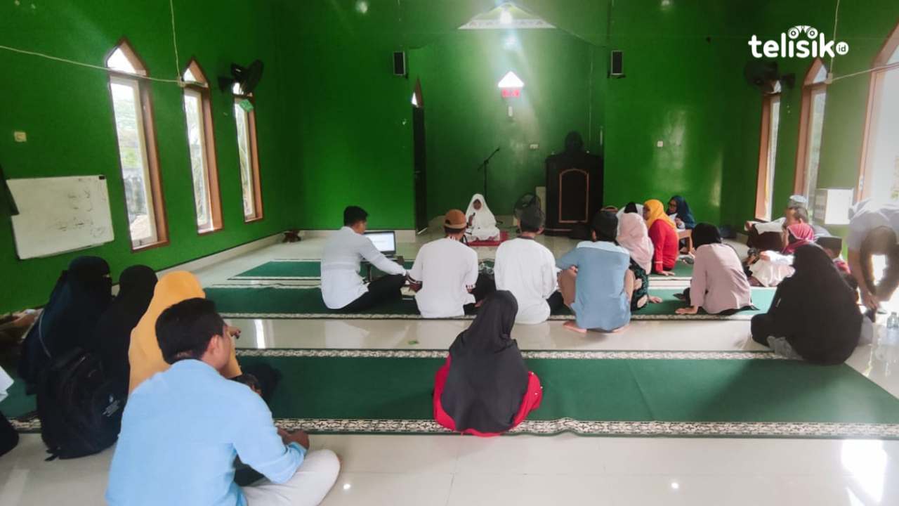 Kegiatan Hifzil Quran yang sedang berlangsung di Musalah Kantor Kementerian Agama Buton Utara. Foto: Rina Gayatri/Telisik