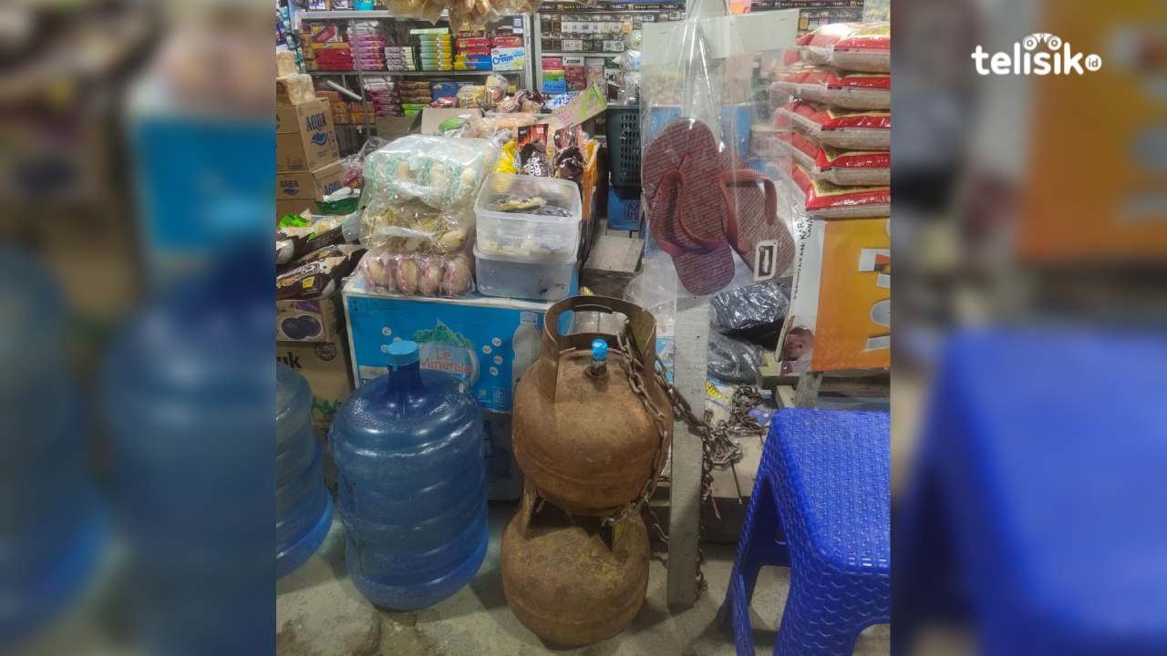Harga gas yang naik di tingkat pengecer, terjadi karena kepanikan pada peraturan pemerintah terkait subsidi gas elpiji 3 kg. Foto: Erni Yanti/ Telisik