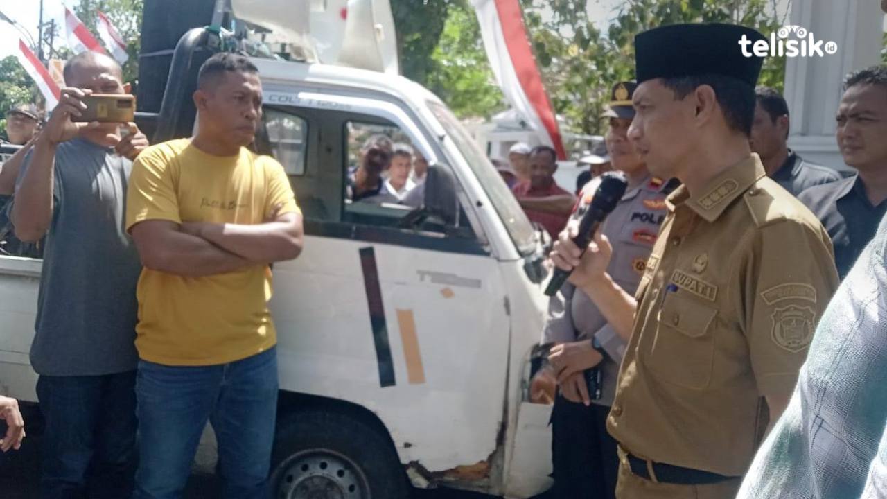 Gebrak Kepton berdemomstrasi meminta Bupati Wakatobi, Haliana, mengungkapkan siapa inisial SAH dan TN yang dimaksudkan oleh BPK RI. Foto: Wiwik Prihastiwi/Telisik