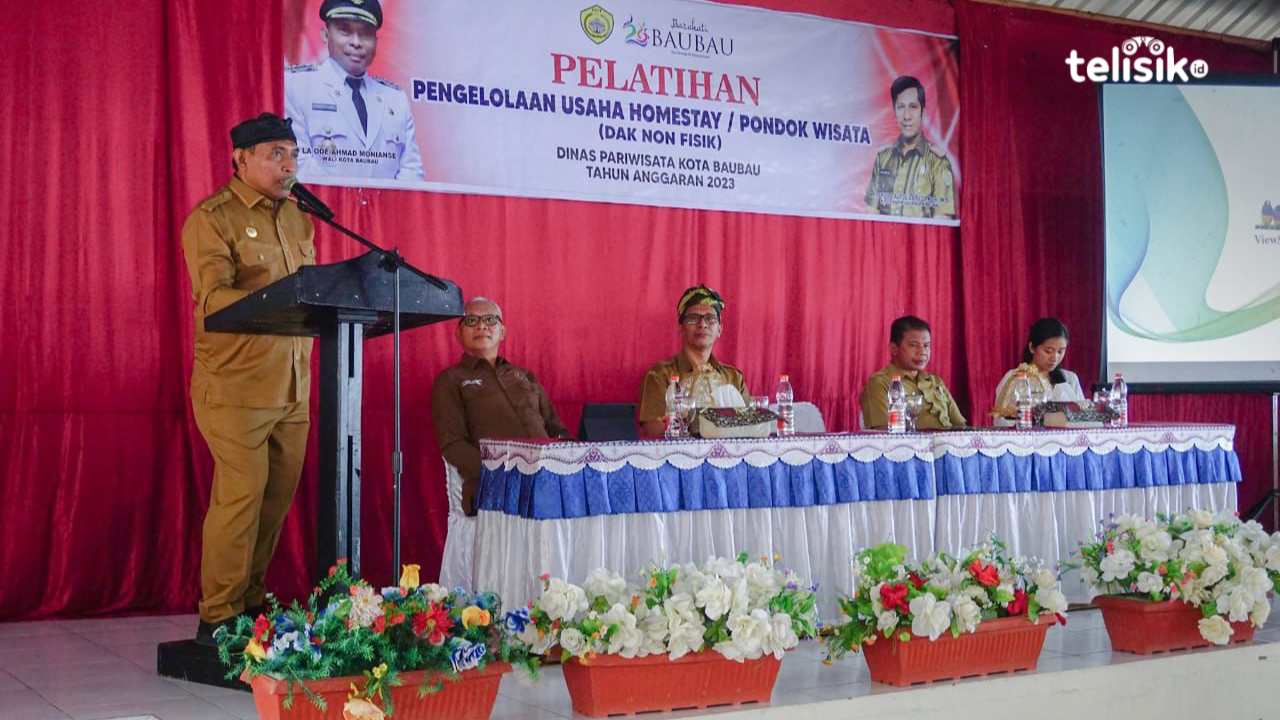 Wali Kota Baubau, La Ode Ahmad Monianse saat membuka kegiatan pelatihan pengelolaan usaha homestay. Foto: Elfinasari/Telisik