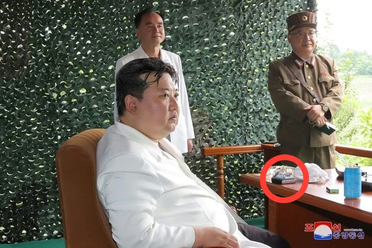 Korea Utara kembali meluncurkan rudal terbarunya. Peluncuran itu disiarkan langsung oleh Televisi Korea Utara. Foto: Kompas.com