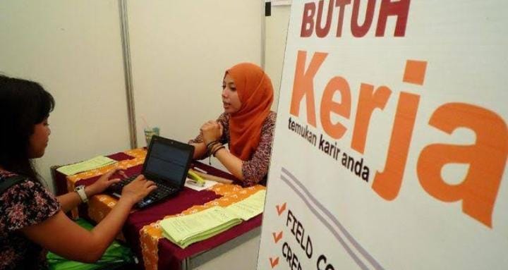 Ahli keamanan siber Alfons Tanujaya menyoroti formulir lamaran kerja seperti nomor KTP, KK, dan nama ibu kandung tidak boleh sembarangan dibagikan karena informasi ini berpotensi disalahgunakan. Foto: Cnnindonesia.com