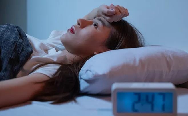 Tidur yang cukup dapat mendukung kesehatan fisik serta mental. Kurang tidur dapat mengganggu fungsi sistem imun sehingga tidak bisa bekerja dengan baik. Foto: Repro Halodoc.com