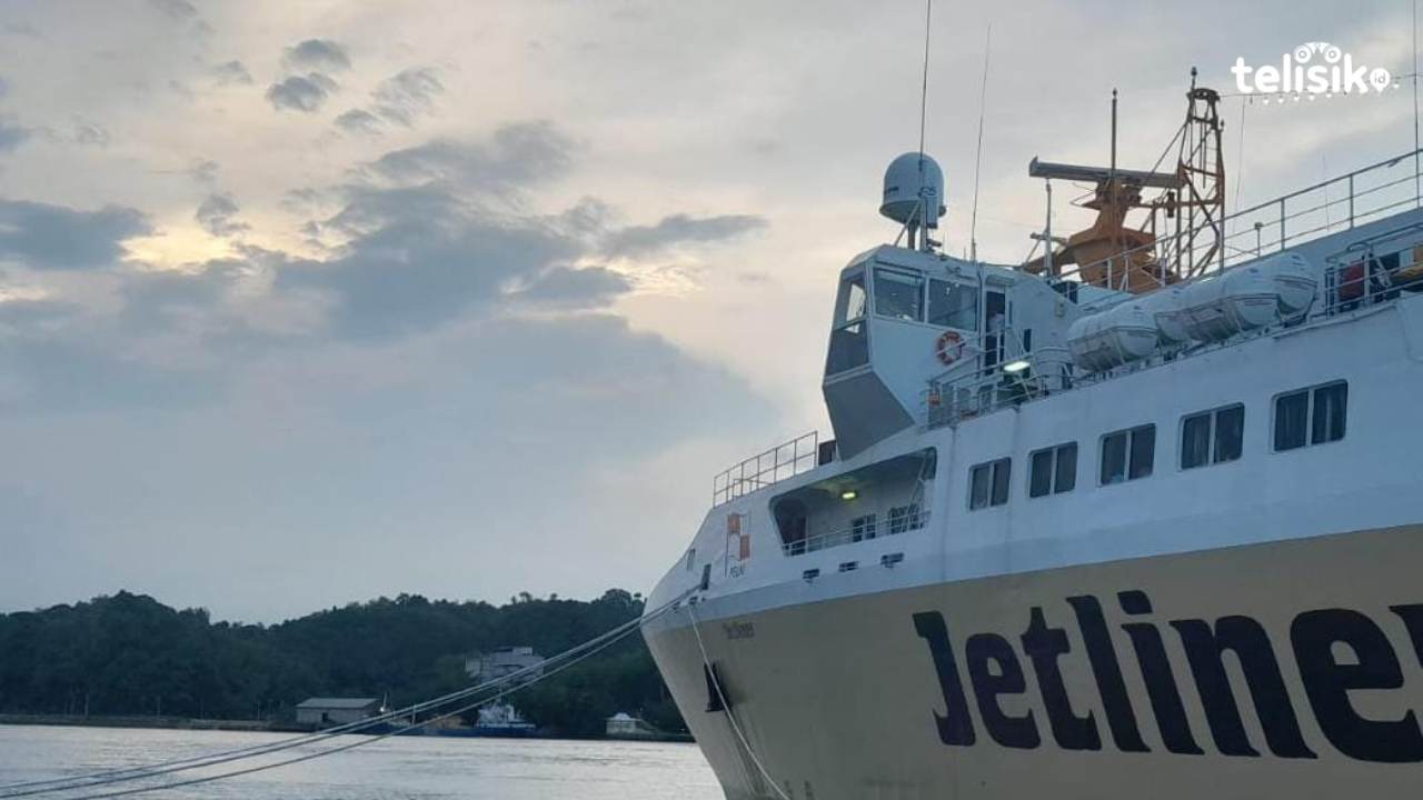 KFC Jet Liner, salah satu armada kapal milik PT Pelni yang berlayar dengan rute Kendari ke Wanci dan sebaliknya. Foto: La Ode Andi Rahmat/Telisik