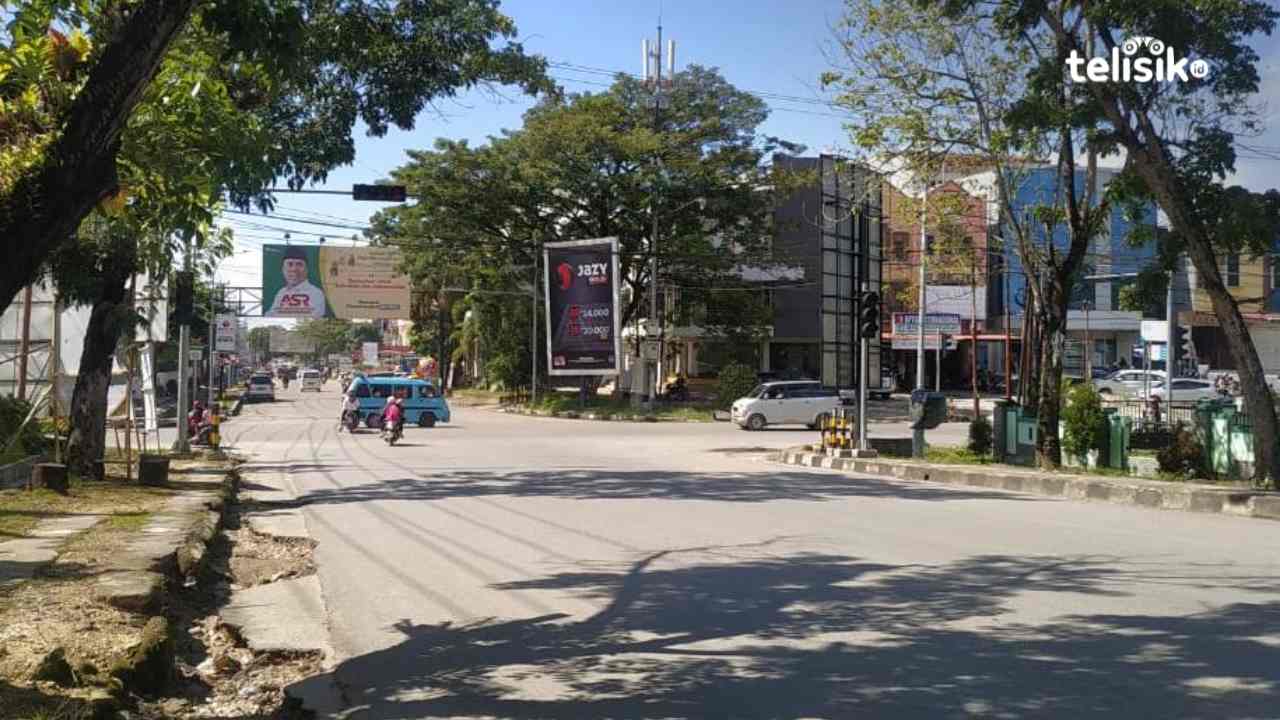 Perempatan Masjid Al Kautsar di Jalan Lawata menuju Jalan Syech Yusuf kini mati meski sempat nyala beberapa Minggu lalu. Foto: Adinda Septia Putri/Telisik