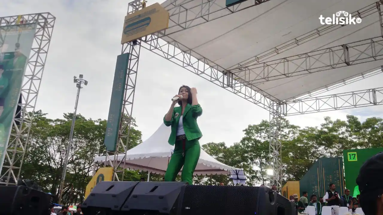 Selfi KDI menghibur peserta jalan sehat yang digelar oleh PPP Sulawesi Tenggara. Selain mengundang artis, PPP juga menyiapkan hadiah fantastis. Foto: Nur Khumairah/Telisik