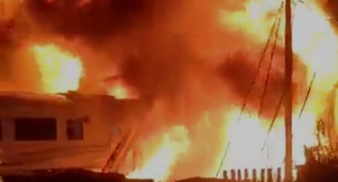 Kerata Api (KA) Brantas jurusan Jakarta-Blitar menabrak satu unit truk trailer di jembatan Jalan Madukoro, Semarang, Jawa Tengah, Selasa (18/7/2023) malam. Foto: Screenshot video