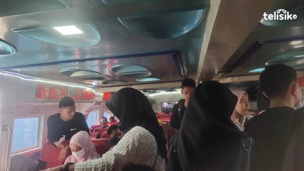 Banyak penumpang yang harus berdiri karena tak kebagian kursi meskipun memiliki tiket. Foto: Erni Yanti/Telisik