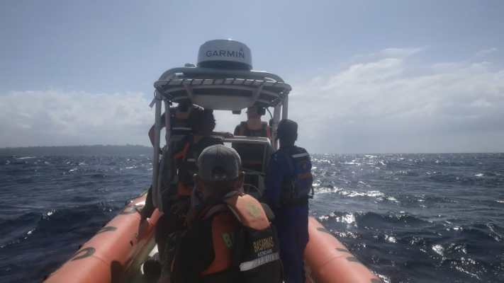 Tim Basarnas dan nelayan saat melakukan pencarian korban kapal pengangkut pasir yang tenggelam di perairan Maloge saat menuju Wakatobi. Foto: Ist.