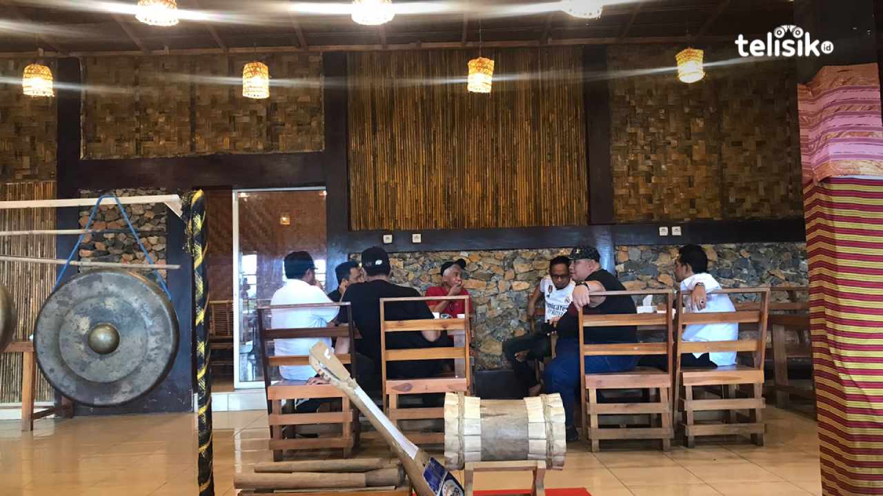 Kedai Ratu Alam menyajikan menu makanan khas Sulawesi Tenggara, serta penataan ruangan yang menarik bagi para pengunjung. Foto: Arman Jen Saputra/Telisik