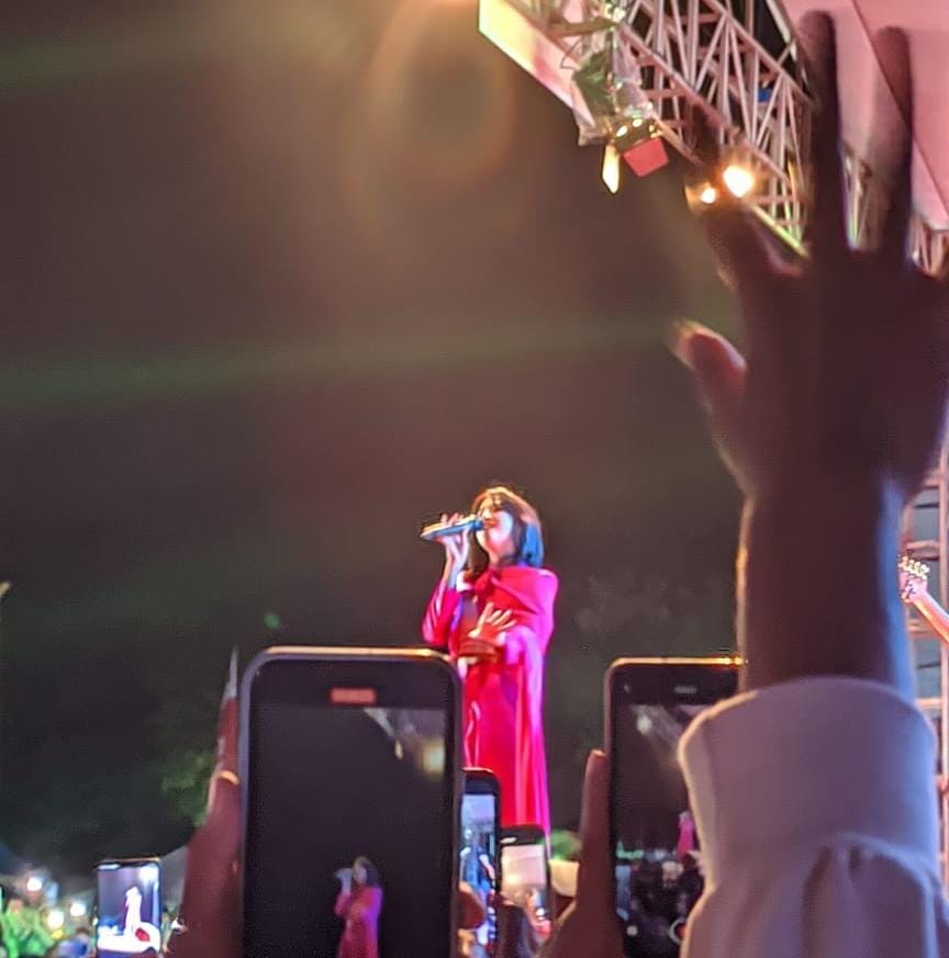 Keisya Levronka dan ratusan kunang-kunang dari lampu flash handphone saat membawakan lagu Tak Ingin Usai, di SOR Laode Pandu, Raha. Foto: Ist.