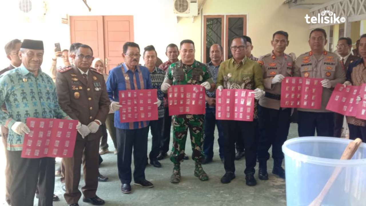 Kajari Muna, Agustinus Baka Tangdililing bersama Wakil Bupati Muna, Bachrun Labuta, Pj Bupati Muna Barat, Bahri, Bupati Buton Utara, Ridwan Zakaria dan Forkopimda. Foto: Sunaryo/Telisik