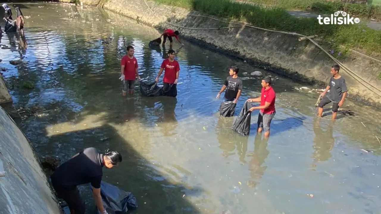 Aksi kelompok mahasiswa membersihkan aliran sungai di Kota Kendari. Foto: Nyoman Andre Mahendra/Telisik
