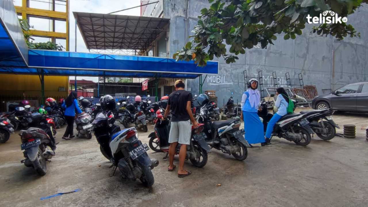 Pekerjaan juru parkir terkesan sederhana, tetapi memiliki peran yang cukup penting dalam menjaga kelancaran lalu lintas di sekitar. Foto: Rina Gayatri/Telisik