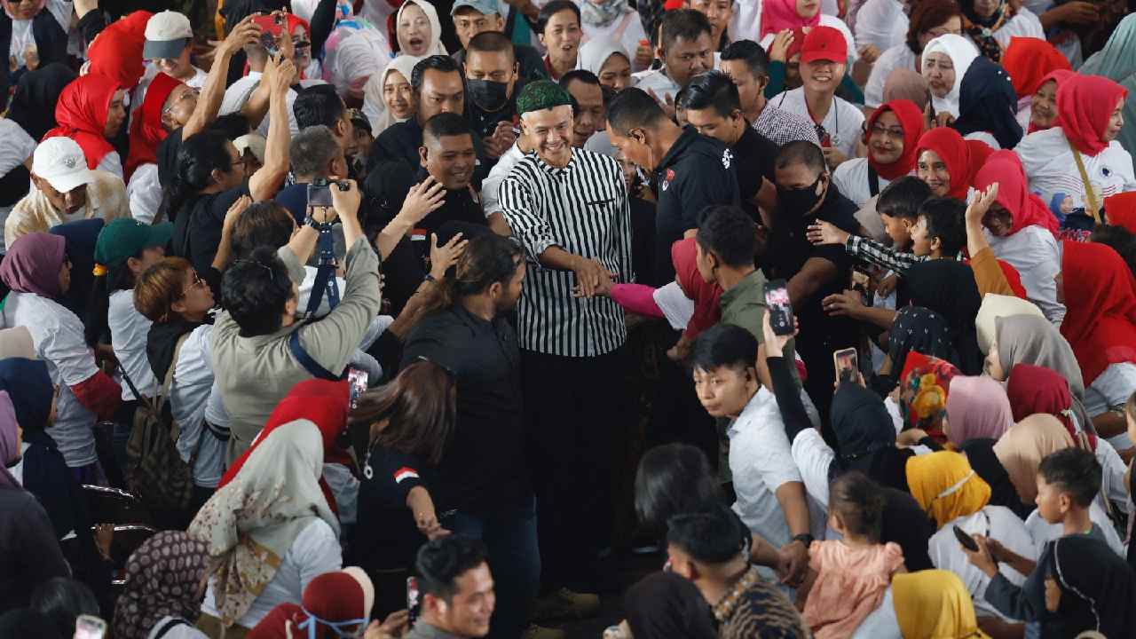 Capres Ganjar Pranowo saat bertemu ribuan emak-emak di Jawa Timur. Foto: Ist.