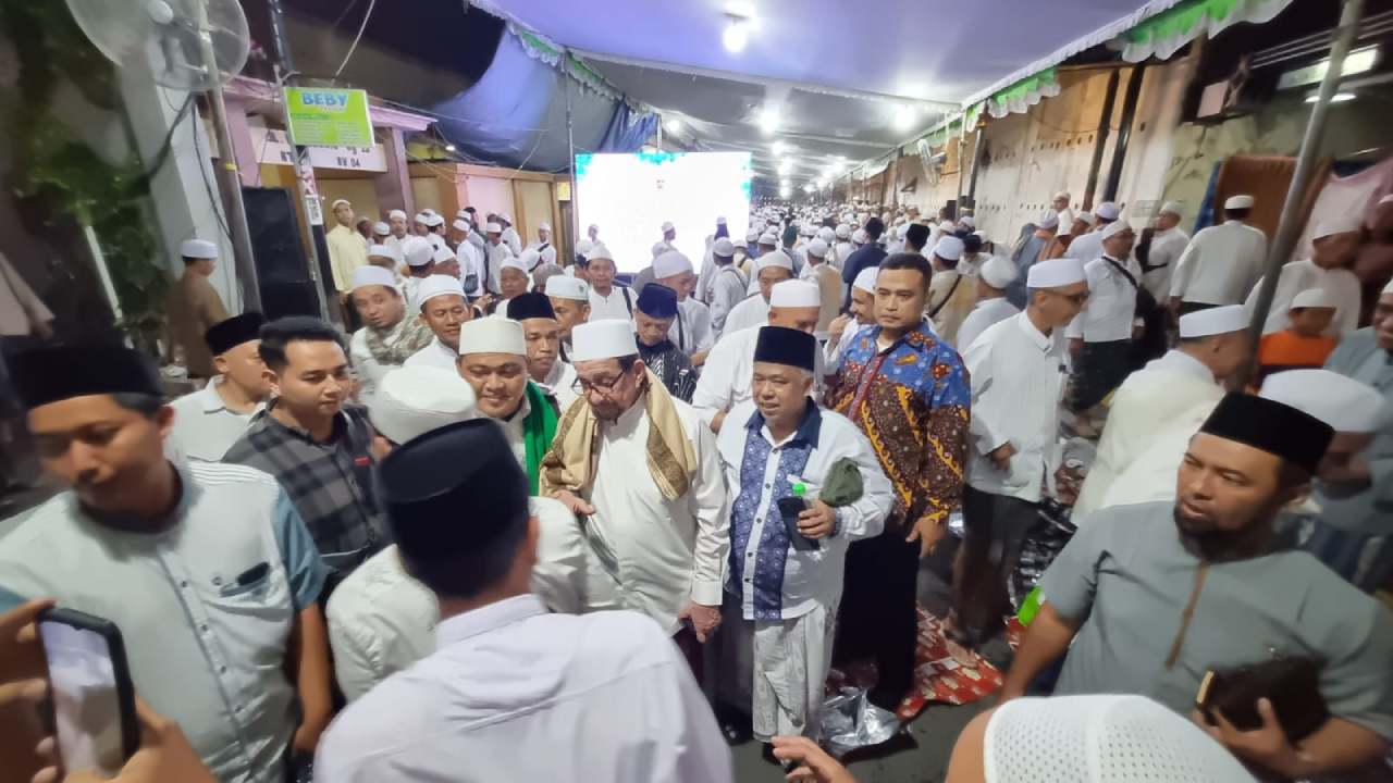 Presiden PKS dan rombongan saat turun di Jawa Timur, salah satunya menghadiri haul salah satu habib di Gresik. Foto: Ist.