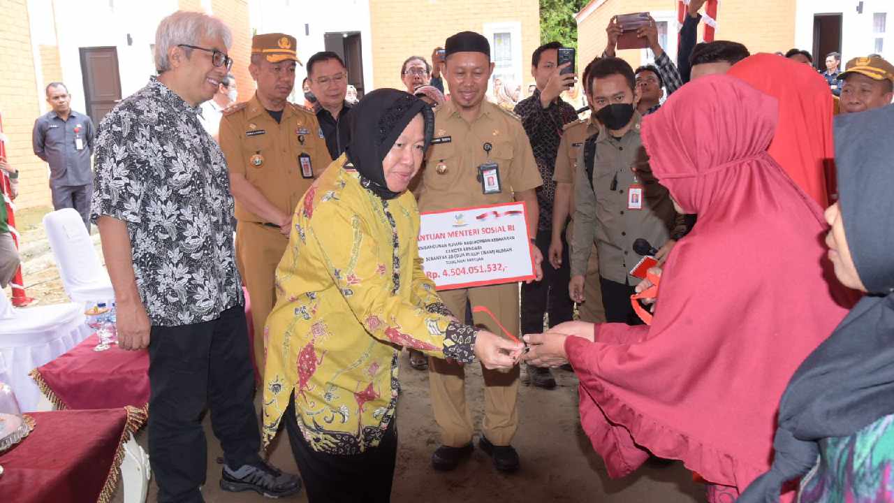 Menteri Sosial RI Tri Rismaharini menyerakna kunci pada salah satu korban kebakaran yang menimpa puluhan rumah di TPA Puwatu tahun 2022. Foto : Ist.