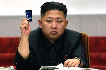 Handphone Samtaesong terlihat dipakai oleh Presiden Korea Utara, Kim Jong Un. Ponsel lipat itu mirip dengan Samsung Galaxy atau Huawei. Foto: Repro Infokomputer.grid.id