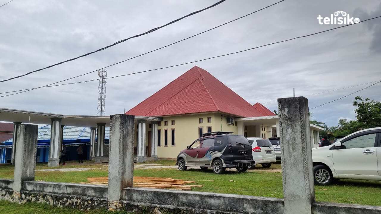 Rumah kontraktor, La Ode Gomberto digeledah KPK. Foto: Sunaryo/Telisik