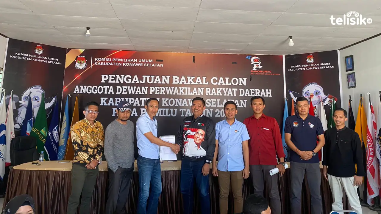 Penyerahan berkas perbaikan bacaleg yang diterima oleh Ketua KPU Konawe Selatan. Foto: Nyoman Andre Mahendra/Telisik