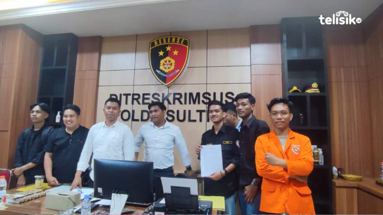 Keluarga Besar Mahasiswa STMIK Bina Bangsa KendarI melaporkan kegiatan pertambangan PT. GKP kepada Ditreskrimsus Polda Sulawesi Tenggara. Foto: Rina Gayatri/Telisik