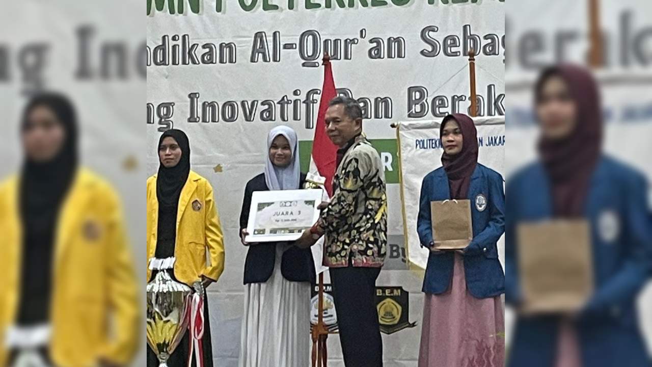 Penyerahan piala dan hadiah kepada Aisyah, mahasiswa Poltekkes Kemenkes Kendari di ajang MTQMN. Foto: Ist.