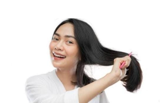 Bagi perempuan yang aktif melakukan aktivitas di luar ruangan, tampilan rambut yang lembut dan berkilau adalah dambaan. Anda bisa mencoba gunakan hair mist. Foto: Repro Briliobeauty.net