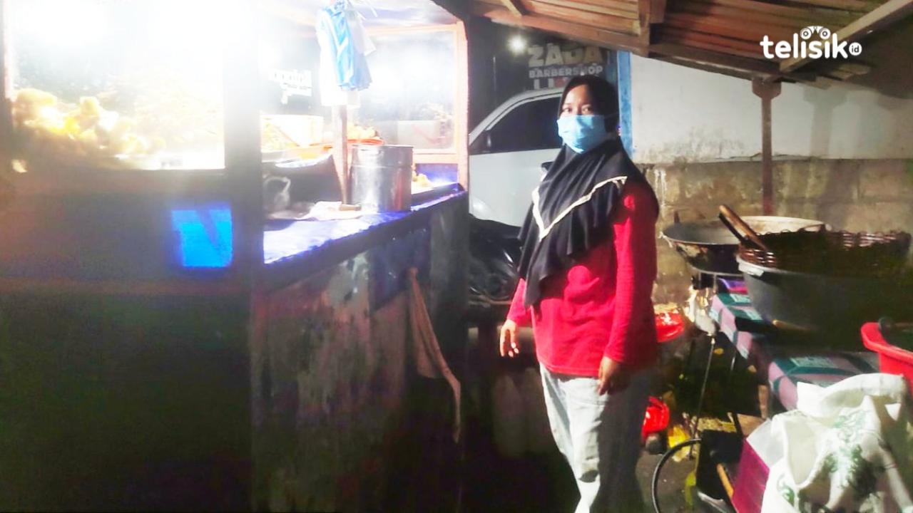 Mantan buruh perusahaan memilih banting setir jadi penjual gorengan, meski kerap kali direndahkan dan dipandang sebelah mata. Foto: Erni Yanti/Telisik