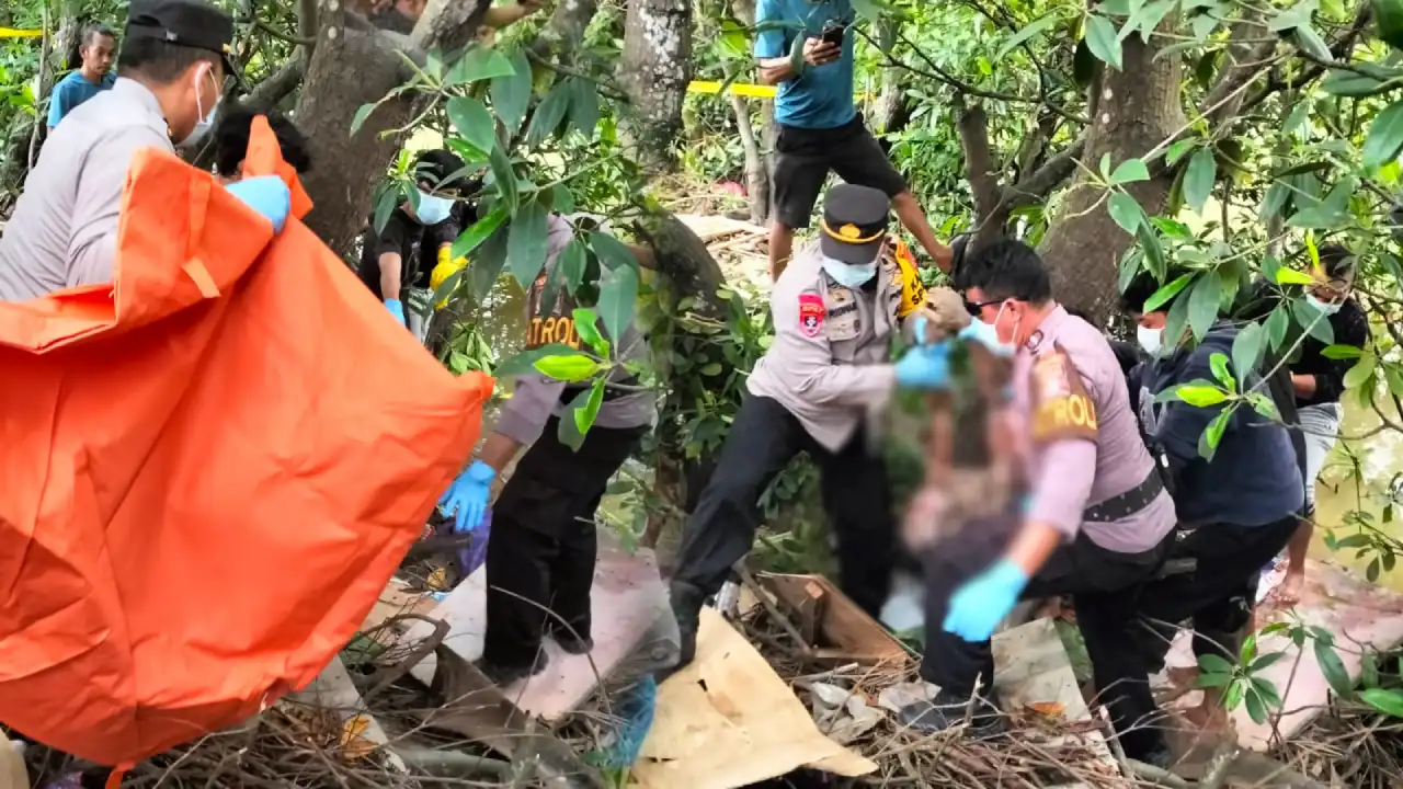 Proses evakuasi mayat pria tanpa identitas, yang  ditemukan terbawa arus sungai di belakang RSUD Kota Kendari. Foto: Ist.