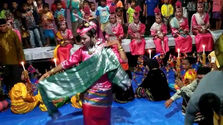 Tari Linda, menjadi salah satu bagian dalam upacara kari'a, ritual khusus masyarakat Muna untuk anak perempuan yang menjelang dewasa. Foto: Ist.