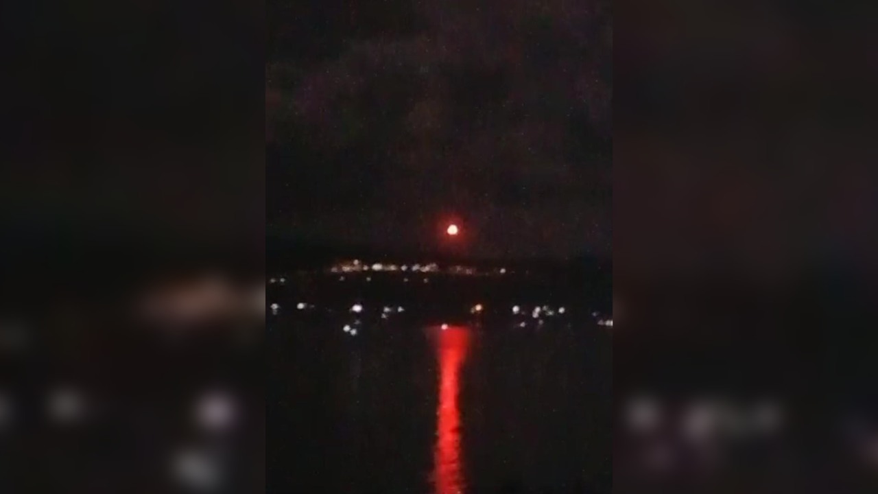 Cahaya merah yang terlihat seperti api membara, dengan pantulannya jelas terlihat di laut gelap. Foto: Ist.