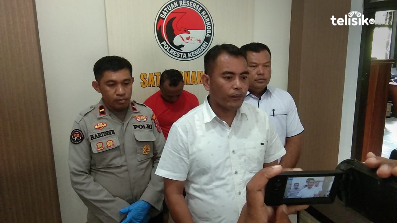 Sat Resnarkoba Polresta Kendari mengamankan terduga IS seorang ASN Basarnas atas dugaan kepemilikan sabu. Foto: Kardin/Telisik