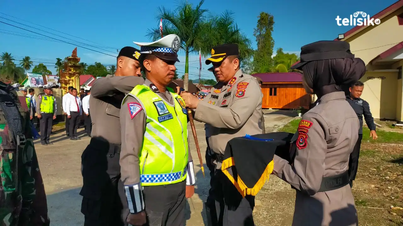 Penyematan pita kepada personel Operasi Patuh Anoa 2023 Polres Kolaka Timur. Foto: Sigit Purnomo/Telisik