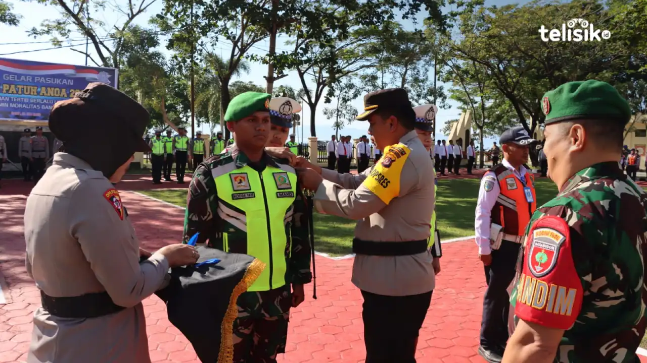 Kapolres Muna, AKBP Mulkaifin menyempatkan tanda pita pada personel yang akan melaksanakan Operasi Patuh Anoa. Foto: Sunaryo/Telisik