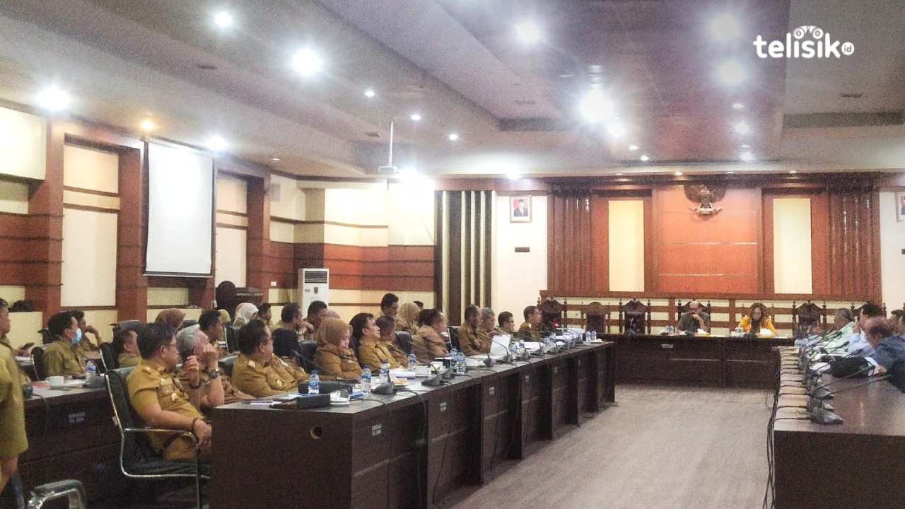 DPRD Sulawesi Tenggara membahas Raperda tentang Pertanggungjawaban APBD Tahun Anggaran 2022. Foto: Erni Yanti/Telisik