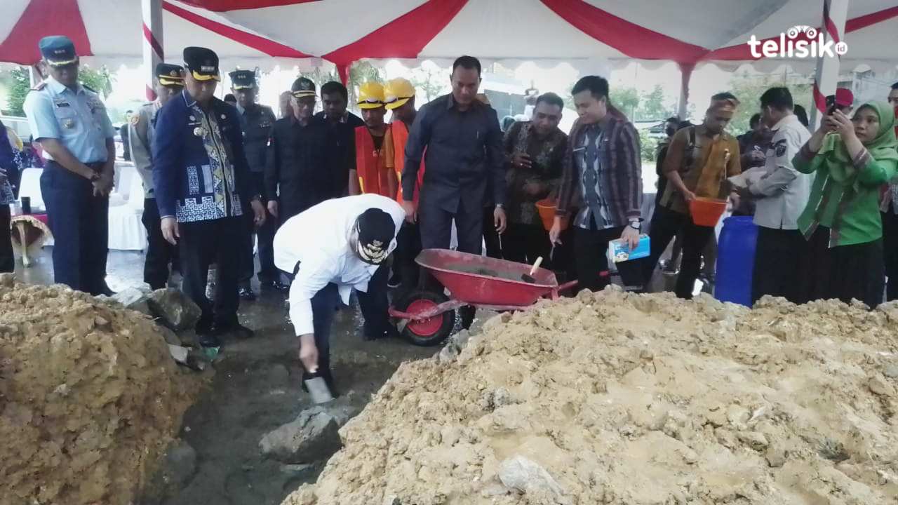Peletakan batu pertama gerbang batas Kota Kendari oleh Gubernur Sulawesi Tenggara, Ali Mazi. Foto: Nur Khumairah/Telisik